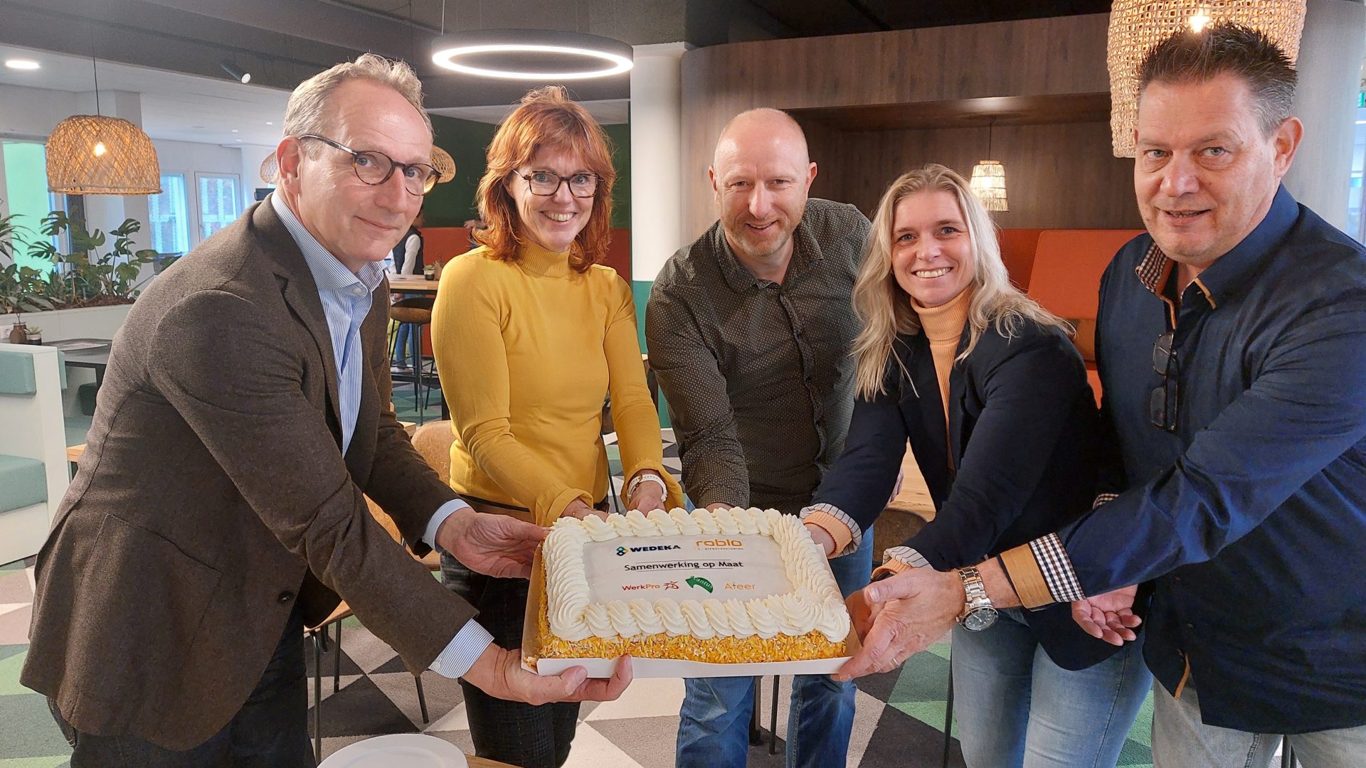 De aftrap van Samenwerking op Maat eind 2023: Op de foto Johan van Dam van Afeer, Anita Tijsma van Acantus, Berno Bremer van WerkPro, Amanda Wieringa-Roelvink van Roblo, Mario Formicola van Wedeka