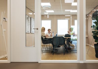 drie vrouwen in gesprek in een vergaderruimte van Afeer