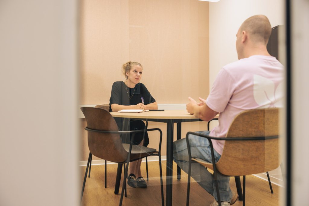 Man en vrouw in een spreekkamer van Afeer in gesprek