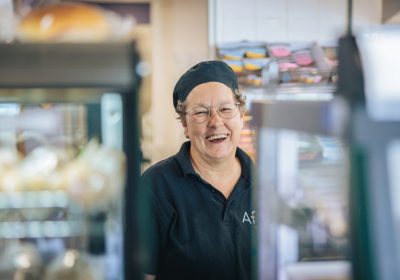 lachende medewerkster van het bedrijfsrestaurant van Afeer