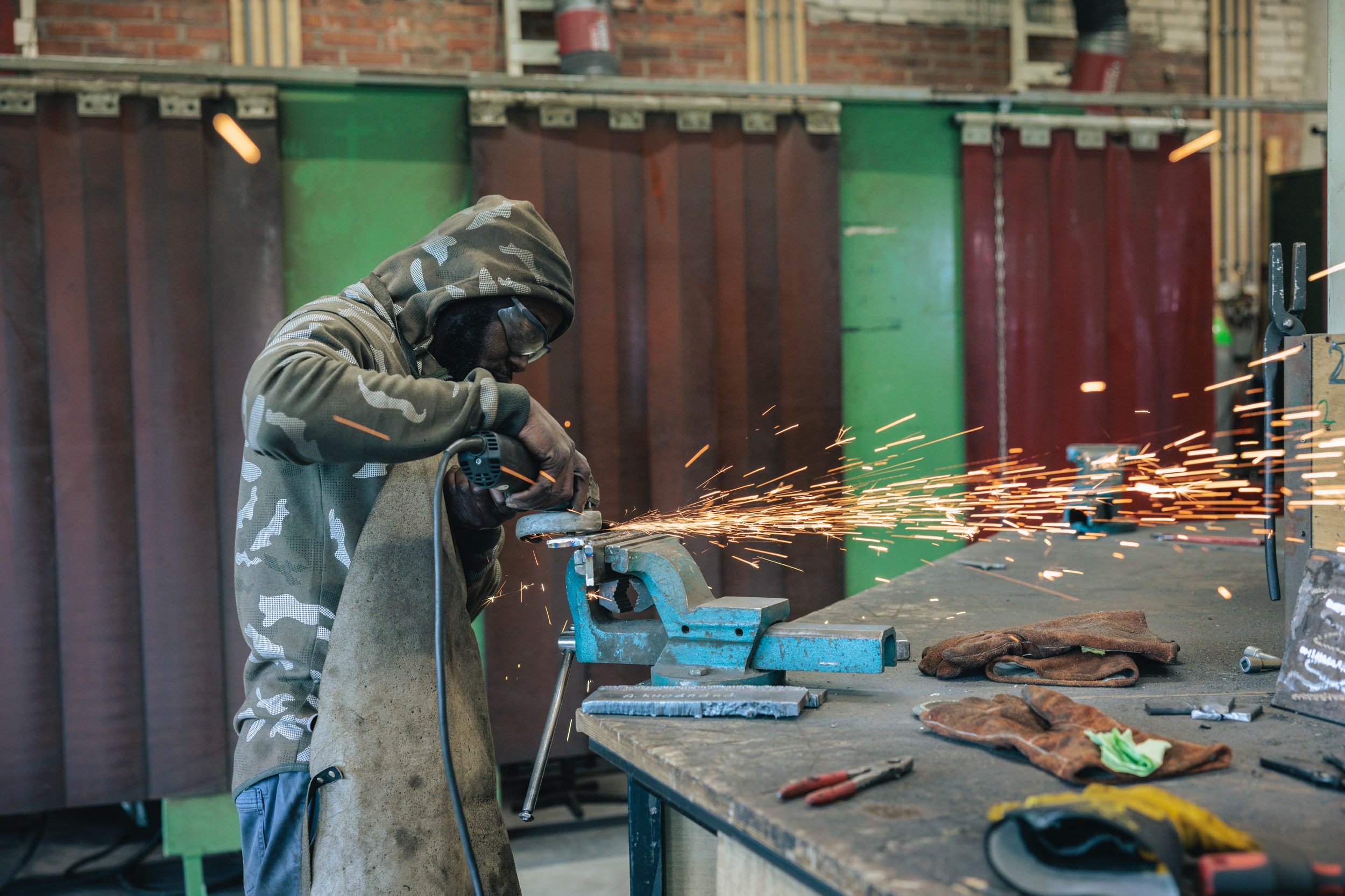 Een medewerker met een veiligheidsbril op is aan het lassen in het TechniekLab van Afeer